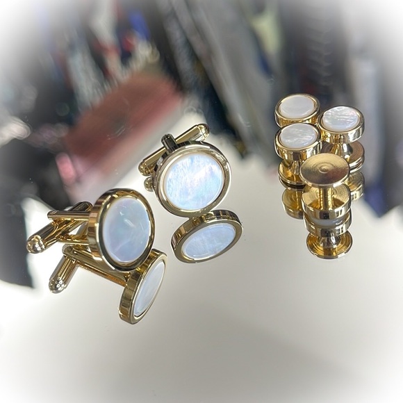 💕Beautiful Gold Tone Vintage Cufflinks & Button Stud Set Mother of Pearl💕 - Picture 4 of 4